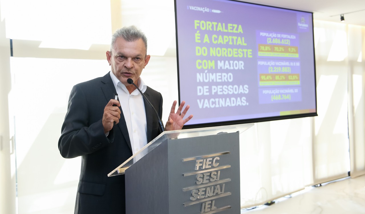 sarto falando em um palco